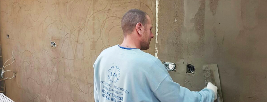 A Croydon plasterer plastering a wall